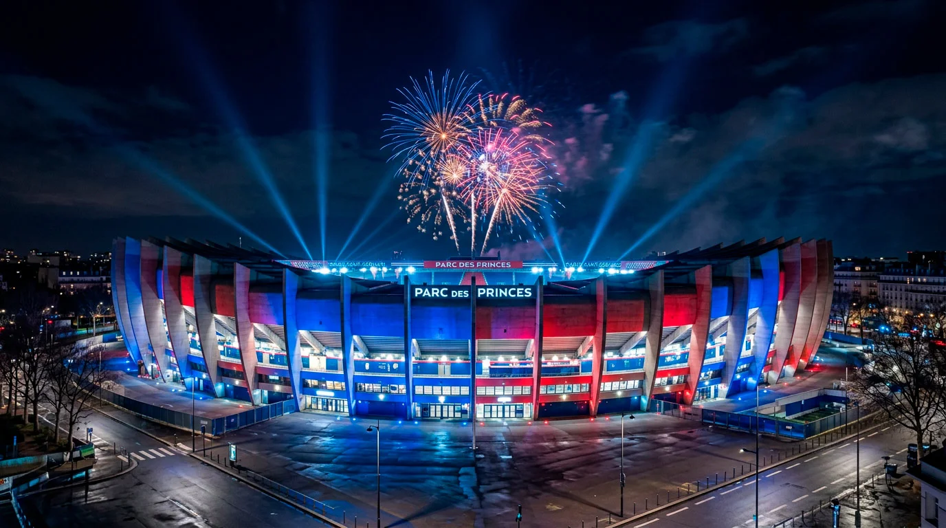 Estadio Parc des Princes iluminado de noche con los colores del PSG celebrando la primera Champions League del club